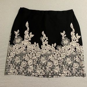 Sz 22/24 Avenue black skirt, white faux lace detail